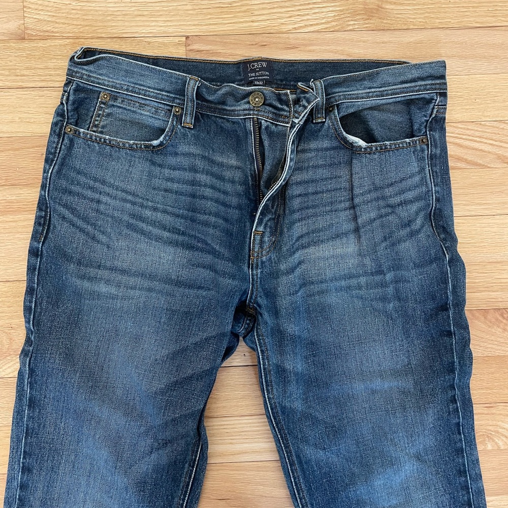 J Crew men’s boot cut jeans. Medium wash. Size 33x32. Zipper closure. Like new.